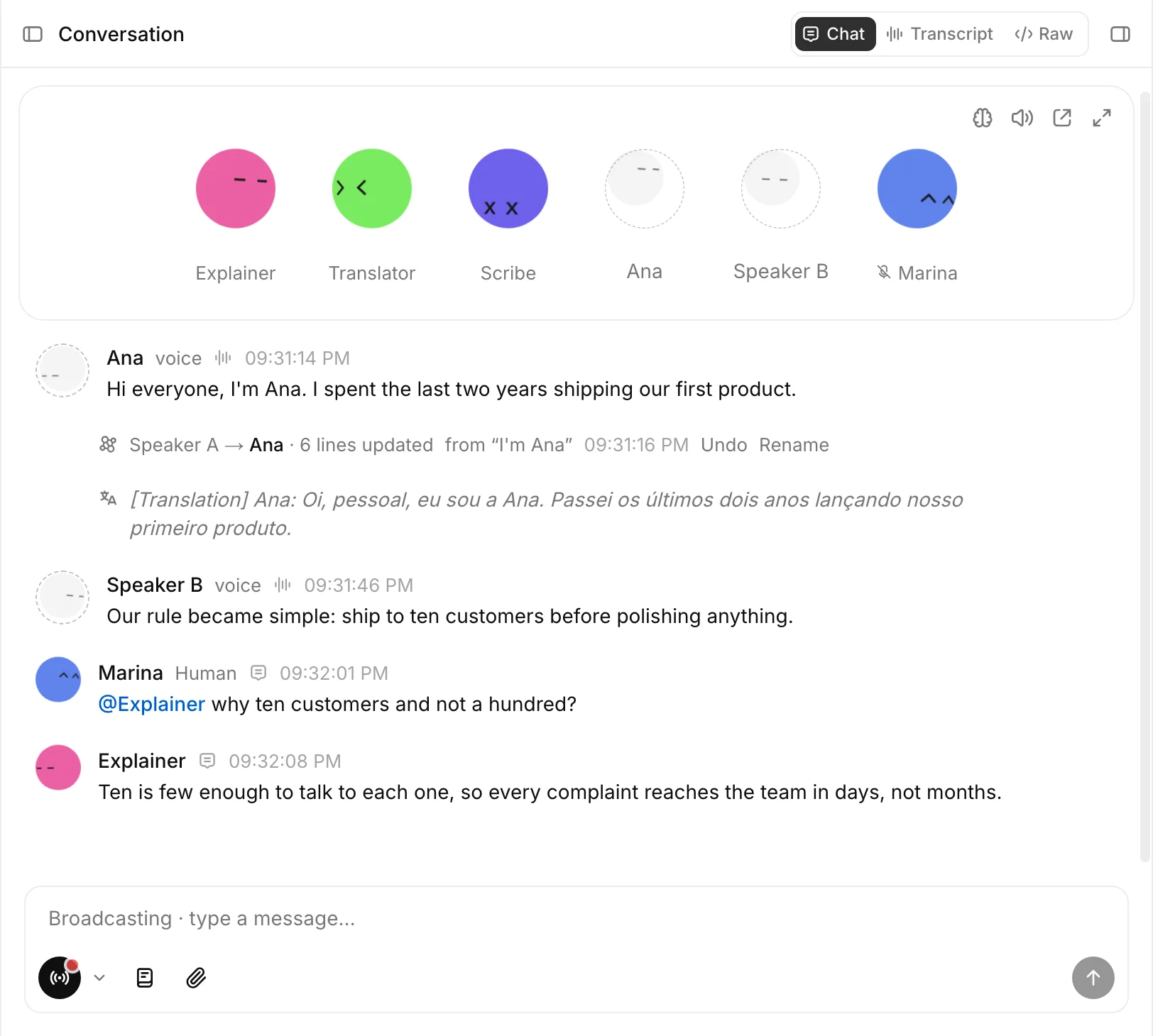 Uma sessão do OpenCouncil transmitindo um painel: os agentes Explainer, Translator e Scribe ao lado das vozes Ana e Speaker B; a linha "Speaker A → Ana · 6 lines updated"; uma pergunta ao @Explainer com a resposta dele; e uma legenda traduzida da fala da Ana.